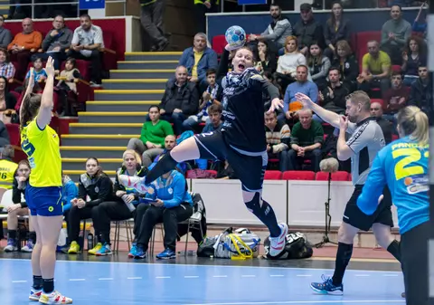 VIDEO / SCM Rm. Vâlcea - CSM București 29-30. În ciuda eșecului, oltencele, ca și campioane în Liga Națională de handbal