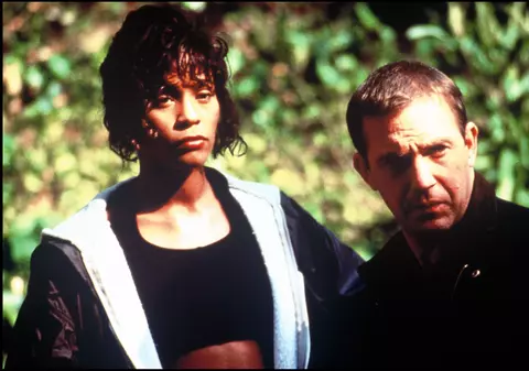 Amănunte necunoscute despre filmul "Bodyguard". Lui Whitney Houston i-a luat un an ca să accepte rolul | FOTO