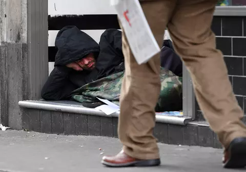 Acum e o vedetă și se scaldă în bani. Dar a copilărit cerșind pe străzi! Cum sprijină acum oamenii nevoiași