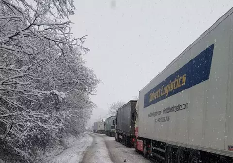 Zeci de camioane sunt blocate pe DN14 din cauza zăpezii