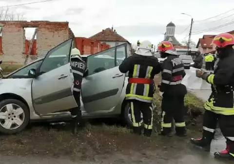 Impact puternic între 2 maşini, în Timiş. O femeie a murit și un copil de 5 ani a fost grav rănit