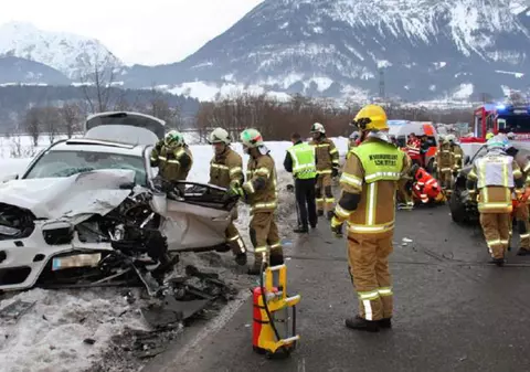 Familie de români implicată într-un grav accident în Austria. O femeie a murit, iar fata și soțul ei sunt în comă