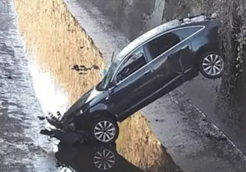 Doi români au furat o mașină la Bergamo, dar n-au mers mult cu ea. Au plonjat într-un canal!