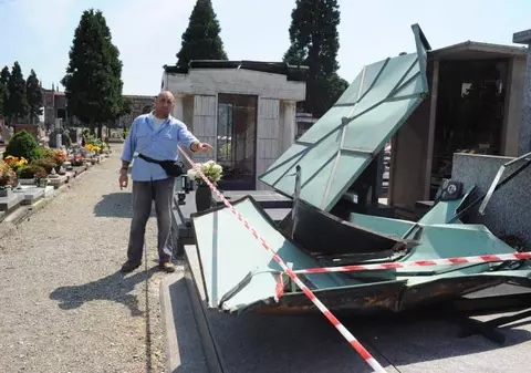 Șase români au vandalizat un cimitir în Italia. Au furat tot ce au găsit în cale