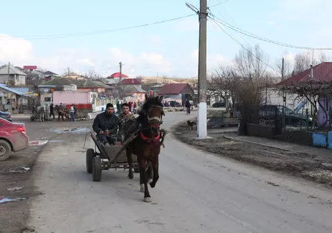 Localitatea din România unde aproape toți cei 3.000 de oameni primesc bani publici