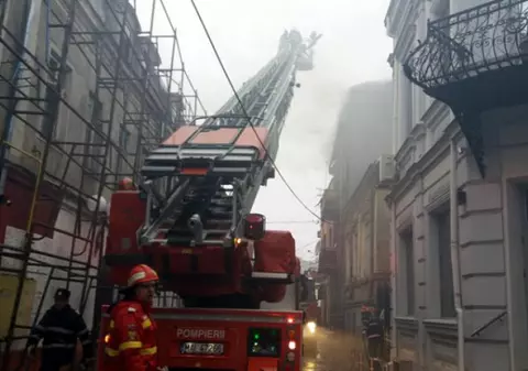 Incendiu la o locuinţă socială din Centrul Vechi al Brăilei. 12 familii au rămas fără adăpost