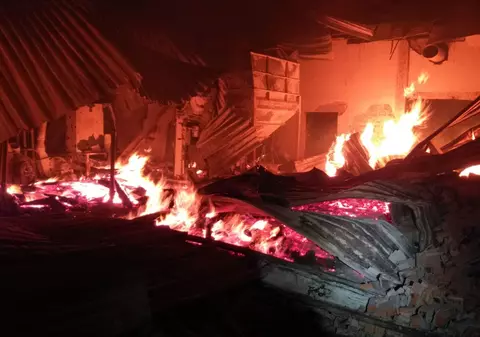 Incendiu la o hală de prelucrare a lemnului din Timiș. Acțiunea pompierilor a fost îngreunată de vântul puternic (FOTO)