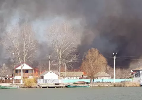 Sute de hectare de stuf au luat foc, în Sulina. Primarul susține că localnicii i-au dat foc intenționat: "Noi nu putem controla ce fac ei"