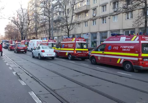 VIDEO/ Incendiu puternic la liftul unui bloc din Capitală. 12 persoane au fost evacuate