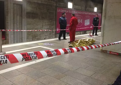 O persoană s-a aruncat în faţa metroului, la staţia Gorjului