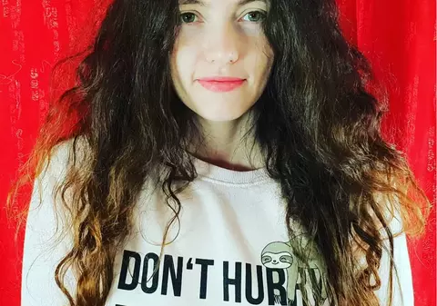 Cum câștigă o tânără din Suceava în jur de 50.000 de euro lunar. Izabela Stress este un fenomen pe YouTube