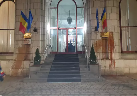 FOTO | Protestatarii au aruncat cu ketchup pe pereții Ministerului Justiției