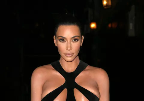 FOTO | Kim Kardashian, apariție senzațională la Hollywood Beauty Awards. Rochia ei a lăsat foarte puțin loc imaginației