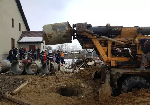 A murit înghițit de pământ. Un bărbat care a intrat într-o fântână n-a mai putut fi salvat după ce pereții acesteia s-au surpat