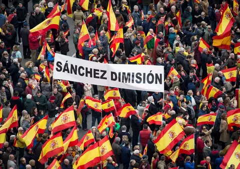 Peste 45.000 de oameni în stradă la Madrid. Îl acuză pe premier de "trădare" după ce a dialogat cu separatiștii Catalani