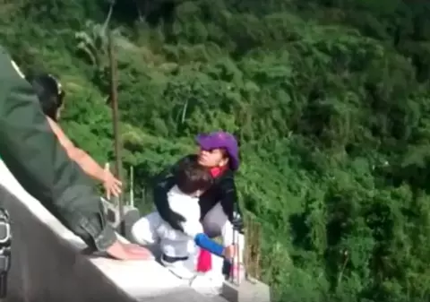 O sinucidere șocantă: o mamă s-a aruncat în gol împreună cu fiul ei! Polițiștii au început să plângă