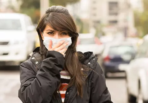 Cum se poartă corect masca chirurgicală în sezonul de gripă. Sfaturile unui medic pentru a preveni răspândirea virusului gripal