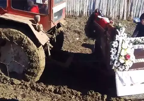 Înmormântare în noroi, la Vaslui. Tractorul care trăgea mortul a rămas în mijlocul uliței