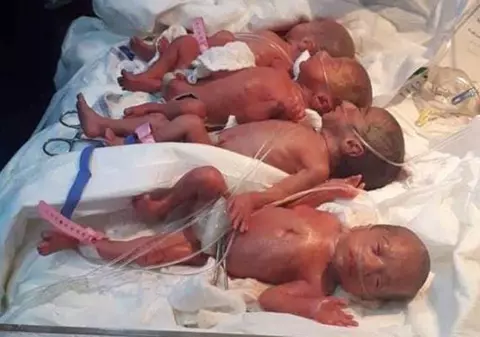 O femeie din Irak a născut șapte bebeluși pe cale naturală. Septupleții, șase fetițe și un băiețel, sunt în stare perfectă / FOTO&VIDEO