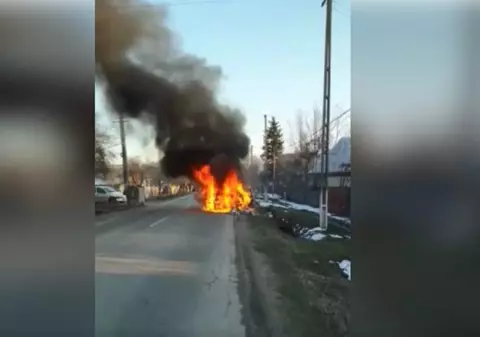 O mașină a luat foc în Argeș din cauza boxelor. Doi tineri au fost la un pas de moarte / VIDEO