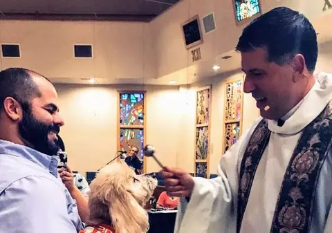 FOTO | O biserică din SUA organizează slujbe pentru câini: "De ce nu ar fi bineveniţi în casa Domnului?"