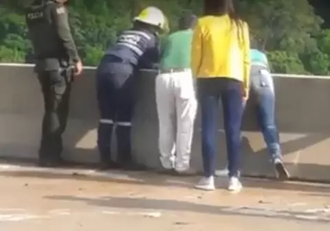 Gestul extrem al unei femei: s-a aruncat cu fiul ei de 10 ani de pe un pod | VIDEO