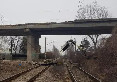 FOTO | O bucată de pod s-a prăbușit peste calea ferată. Circulaţia pe ruta Ploieşti – Buzău este blocată
