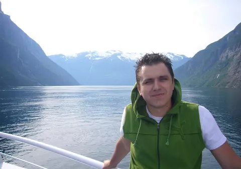 Polițist din Iași, arestat pentru trafic de droguri de mare risc. Agentul Cristian Danu ar fi introdus stupefiantele în țară împreună cu iubita