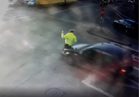 Polițist din Oradea, spulberat de o mașină, în timp ce dirija traficul. Incidentul șocant a fost filmat / VIDEO