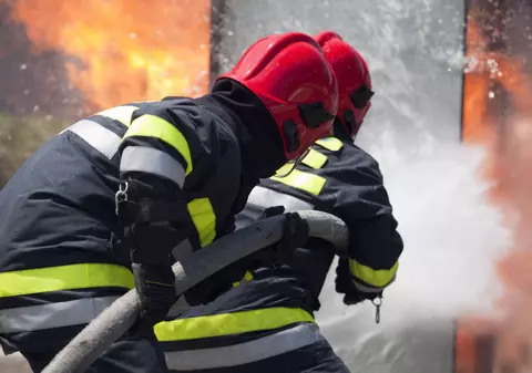 Acoperișul unui bloc în Câmpina a luat foc, după ce a fost lovit de trăsnet