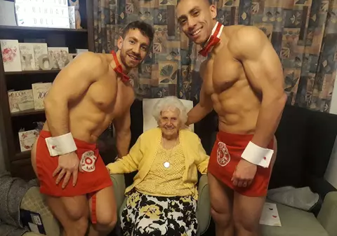 FOTO| A împlinit 100 de ani și a "chefuit" cu doi stripperi goi pușcă!