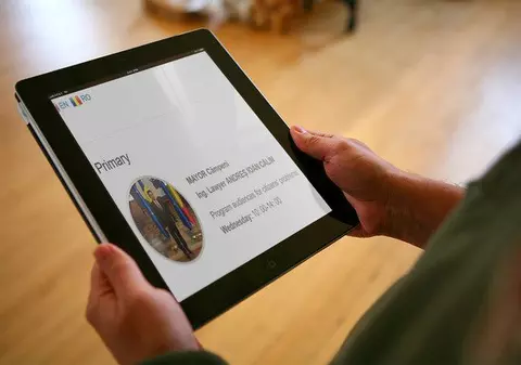 Traducerile inedite de pe site-ul Primăriei Cîmpeni: cum au ajuns angajații să aibă nume precum "Lilly of the Valley", "Cashier happened Ileana" și "disclaim George"