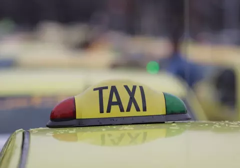 VIDEO | Adolescent de 17 ani, bătut de un taximetrist pe o stradă din Craiova, după ce a refuzat să achite cursa