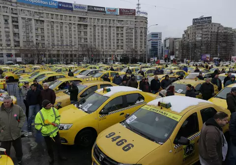Mii de taximetriști protestează în fața Guvernului. Traficul rutier a fost blocat