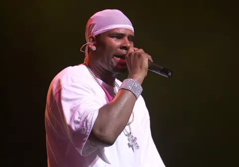 R. Kelly se confruntă cu noi acuzaţii de abuzuri sexuale. Două femei au povestit cum au fost luate de lângă scenă și duse într-o cameră de hotel