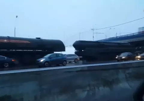 Rachete intercontinentale, blocate în trafic la Moscova. Șoferii aflați în trafic au filmat momentul inedit / VIDEO