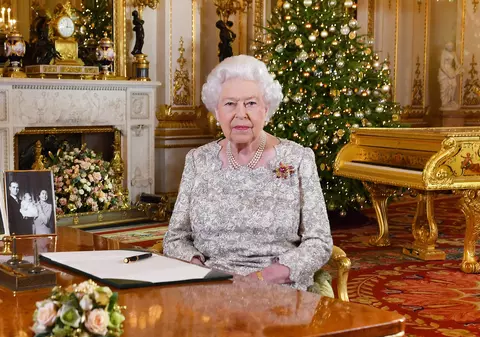 Cum a ajuns Regina Elisabeta să doarmă în camera angajaților! Povestea a ieșit la iveală după câteva decenii