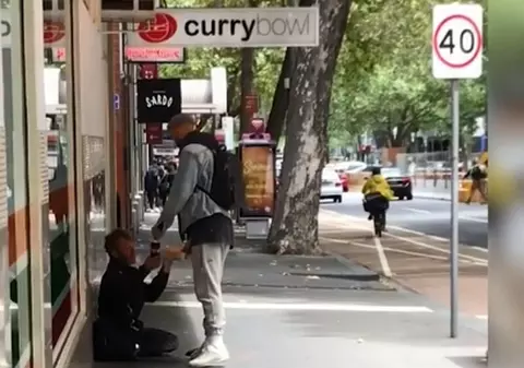 Un jucător de rugby a fost rugat de un om al străzii să-l ajute! Gestul vedetei l-a lăsat fără grai