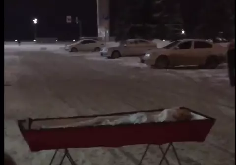 Scandal într-un cimitir din Rusia. O văduvă a fost lăsată cu cadavrul soțului ei în frig pentru că nu au avut bani să plătească mafia locală