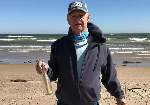 VIDEO | Un cuplu a găsit pe plajă o sticlă cu un mesaj vechi de 50 de ani. Ce scria pe bilet