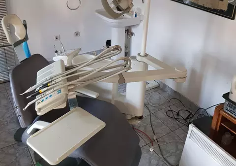 Un fals dentist din Suceava a tratat mai mulți copii. Părinii au depus reclamație: „După două luni de la intervenție, copilul a făcut un abces, i s-a umflat foarte tare falca”