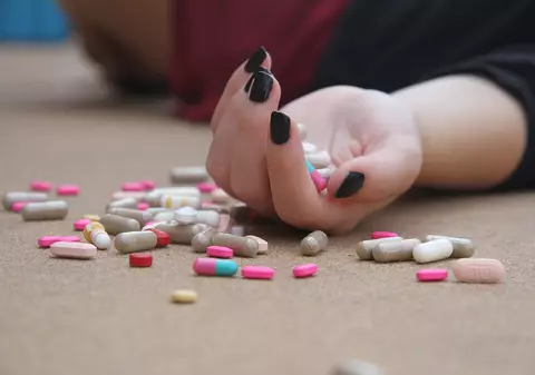 Romeo și Julieta de Iași. Povestea tinerilor care au vrut să se sinucidă cu Paracetamol