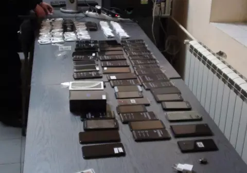 Zeci de telefoane mobile, în valoare de 50.000 de lei, confiscate în Gara Arad. Cum le-au descoperit jandarmii