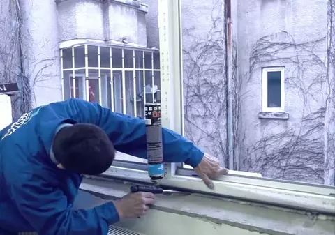 Un muncitor a căzut de la etaj în timp ce monta un geam termopan, în Dâmbovița