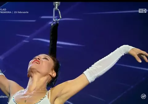 A dansat la înălțime atârnată de păr. Cel mai original moment de la Românii au talent | FOTO