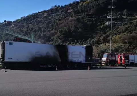 Un tir românesc a luat foc în Italia. Vehiculul transporta carne