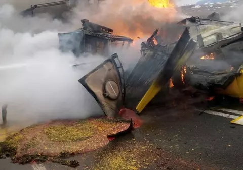 Accidentul dintre trei TIR-uri din Caraș Severin, surprins de o cameră de la bordul unui vehicul