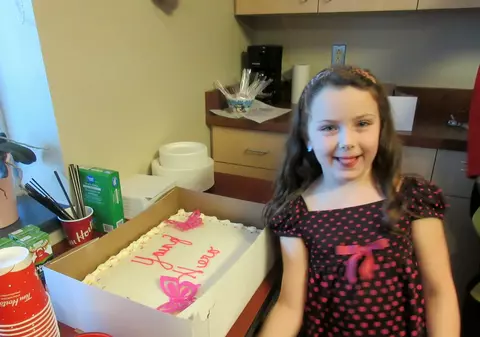 O fetiță de șase ani a contribuit la salvarea surorii ei de doi ani și a fost premiată pentru curajul său. "Nu știu ce m-aș fi făcut dacă nu era cu noi"