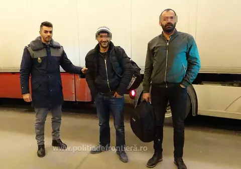 Doi turci, ascunși în cel mai neobișnuit loc ca să treacă ilegal frontiera. Polițiștii i-au prins și le-au făcut poze
