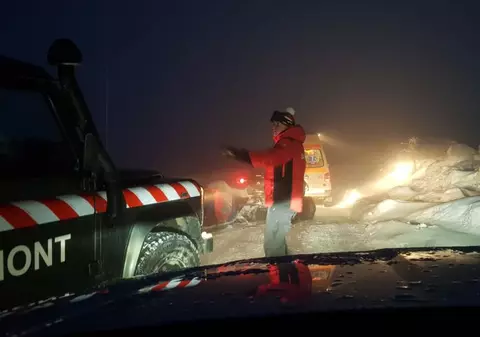 Cel puțin 90 de turişti, blocaţi în drum spre staţiunea Râuşor din Retezat